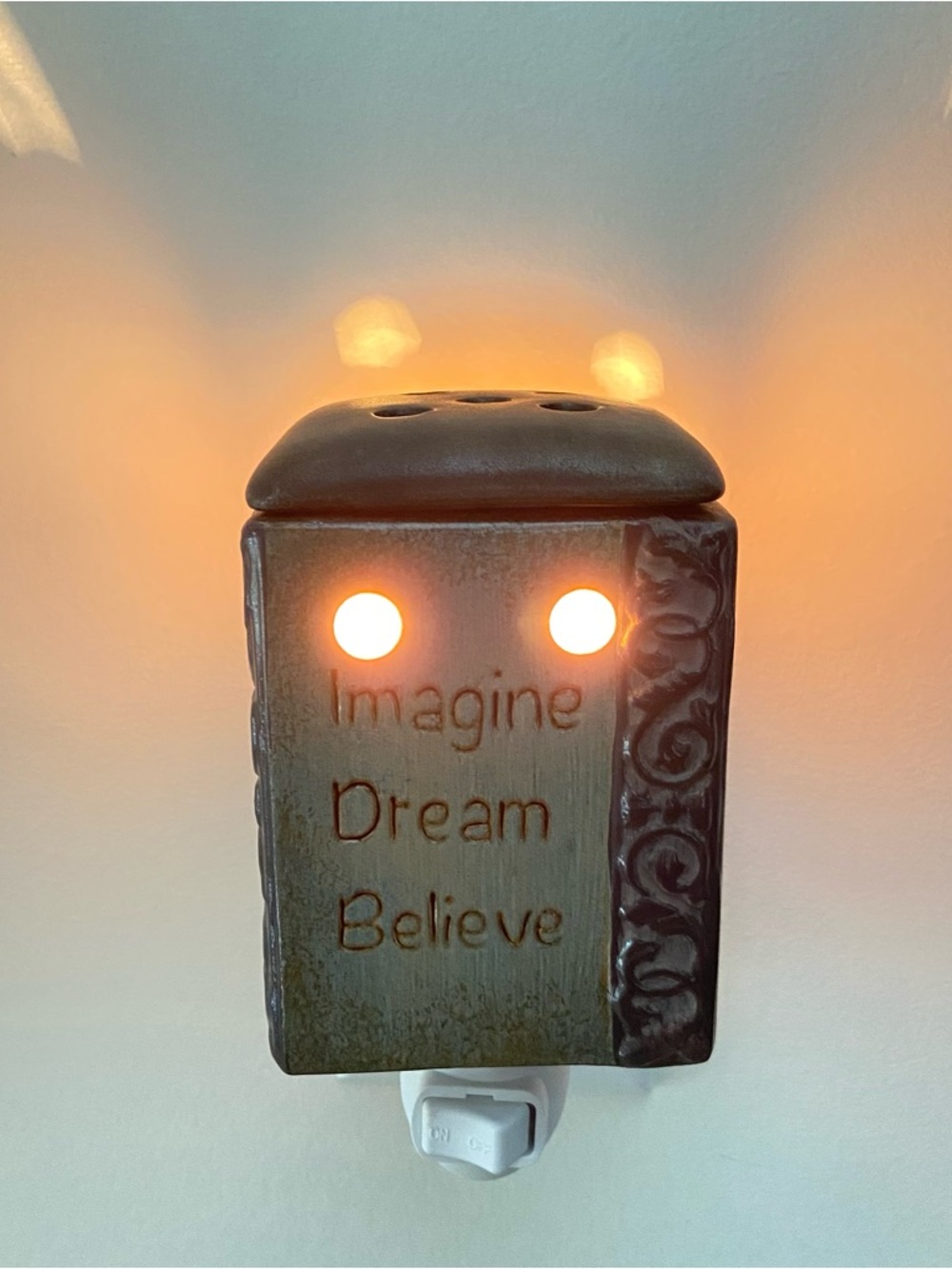 NWOT Scentsationals Ceramic Plug-In Accent Warmer “Imagine Dream Believe”